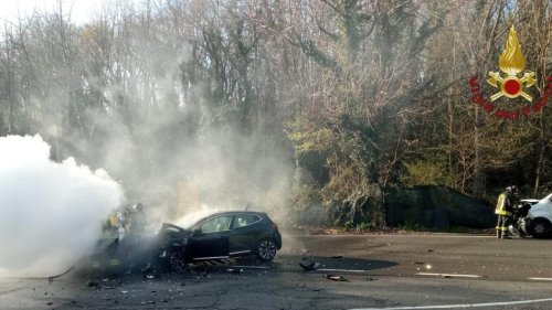Incidente sulla Palombarese: si scontrano due auto e un furgone, vettura a gpl prende fuoco
