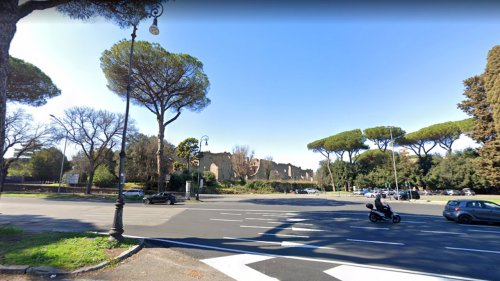 Incidente a Caracalla: scooter contro albero, morta 39enne