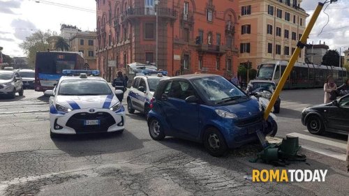 Incidente viale Regina Margherita: Smart abbatte palo del semaforo