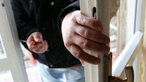 Ladri rumorosi sorpresi con le mani nel sacco. Nel loro "rifugio" trovati preziosi e kit dello scasso