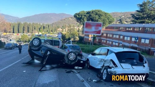 Incidente a Tivoli, perde il controllo dell'auto e si ribalta: morto un uomo