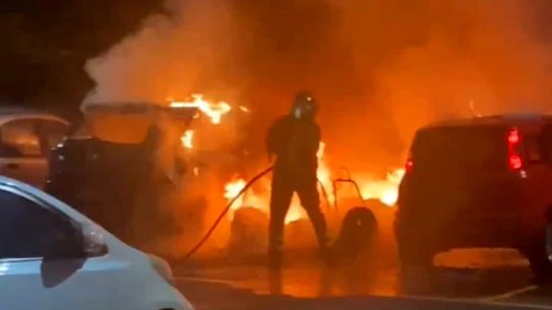 Incendio al Flaminio, 10 scooter e auto distrutti dalle fiamme: indaga la polizia