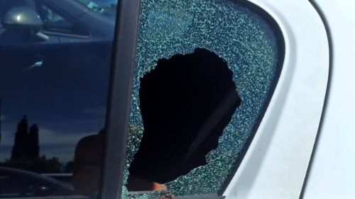 Ladro sorpreso all'interno di un'auto dopo aver sfondato il finestrino