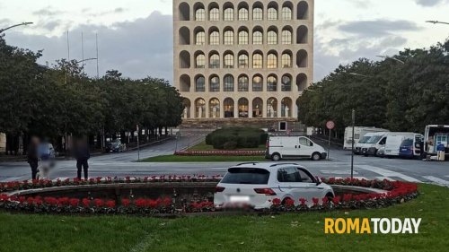 Colosseo quadrato: ubriaco alla guida finisce con l'auto nella fontana dell'Eur