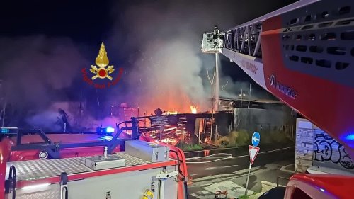 Incendio ad Arco di Travertino: in fiamme una falegnameria in disuso