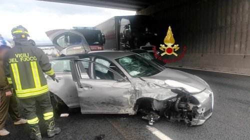 Incidente in autostrada: scontro tra auto e tir, tre feriti
