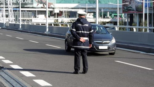 Il tassista abusivo senza assicurazione che porta i clienti all'aeroporto di Fiumicino