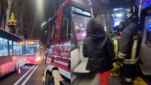Tamponamento tra bus a Roma: autista incastrato, passeggeri feriti