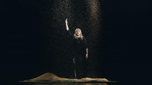 « J’ai failli mourir, vous avez vu ? » : à l’Eurovision, le pari superbe mais risqué de Louane