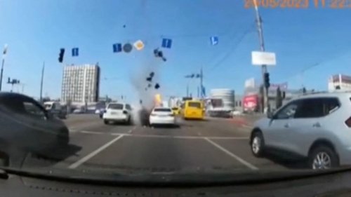 Guerre en Ukraine : les images impressionnantes d’une frappe de missile sur une autoroute à Kiev (photos et vidéo)
