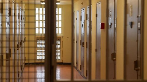« Ils étaient vendus comme indétectables aux portiques » : des mini-téléphones saisis dans 66 prisons