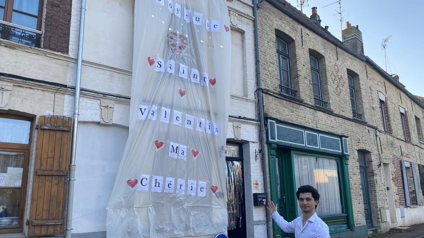 Saint-Valentin : la jolie surprise de Gabriel pour son amoureuse... sur la façade de leur maison