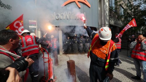 Les députés s’interrogent sur la relation entre Emmanuel Macron et ArcelorMittal