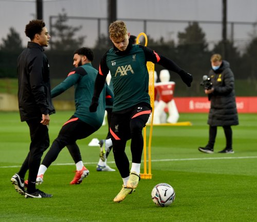 Photo: Klopp spotted chatting with 17-year-old Liverpool prospect in first-team training
