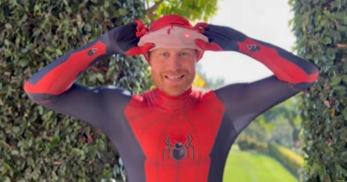 “Merry Christmas“: Prinz Harry überrascht Waisenkinder im Spider-Man-Kostüm