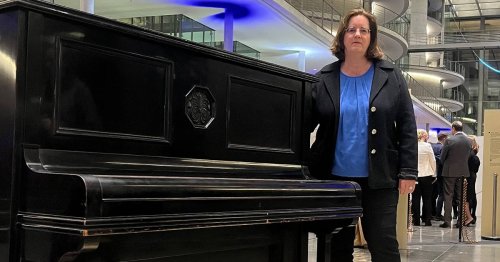 Ein Instrument mit Geschichte: Abgeordnete übernimmt Patenschaft für Klavier