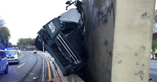 Fahrtrichtung Wuppertal weiter gesperrt: Lkw-Fahrer stirbt bei Aufprall auf Brücke auf der A46