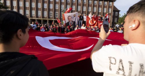 Erdogan-Anhänger jubeln: Autokorsos in Duisburg nach Stichwahl in der Türkei