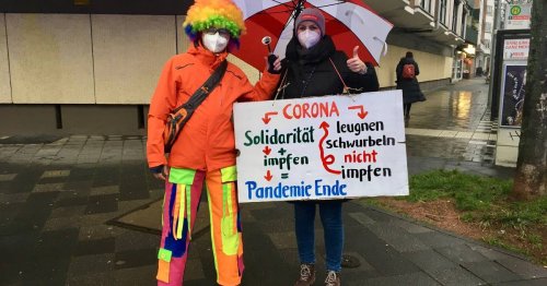 Demo und Proteste In Düsseldorf: „Rote Karten“ für Tausende Kritiker der Corona-Politik