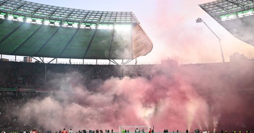 Zweite Hälfte mit Verzögerung angepfiffen: Leuchtraketen und Rauchwolke beim Pokalfinale in Berlin