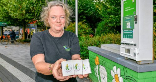 Am Rathaus in Langenfeld: Saatgutautomat nach der Winterpause wieder befüllt