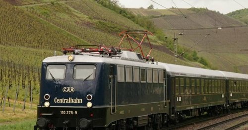 Etwas für Eisenbahn-Nostalgiker: D-Zug Richtung Koblenz hält in Hilden