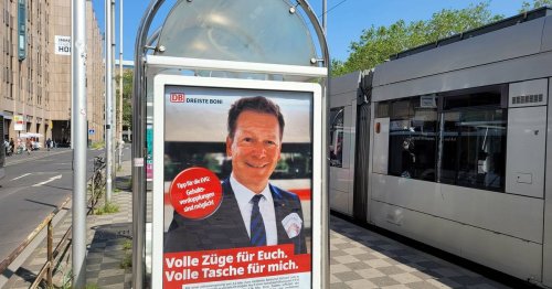 Kritik an der Deutschen Bahn in Düsseldorf: Aktivisten kapern Werbefläche am Hauptbahnhof mit Fake-Plakat