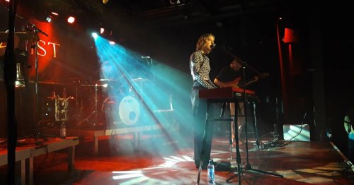 Singer-Songwriterin aus Duisburg: So lief Stina Holmquists Release-Konzert in Moers