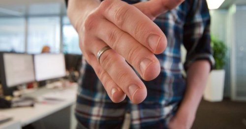 Knigge-Experte gibt Tipps: Das Händeschütteln kommt zurück