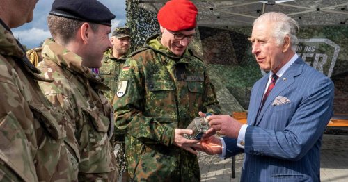 Royaler Staatsbesuch: König Charles III. trifft Soldaten beim Brückenbau