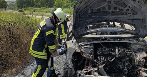 Feuerwehr Leverkusen im Einsatz: Auto brennt auf der Autobahn aus