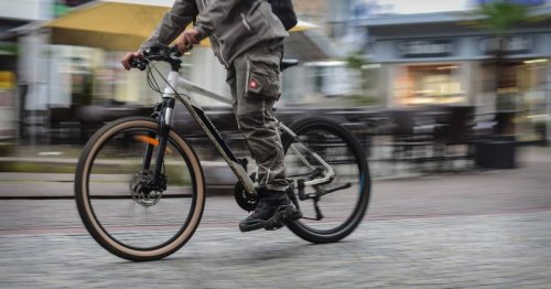 Klever Gericht fällt Urteil: Dürfen Fahrradfahrer auf einem Pedal durch die Fußgängerzone rollen?