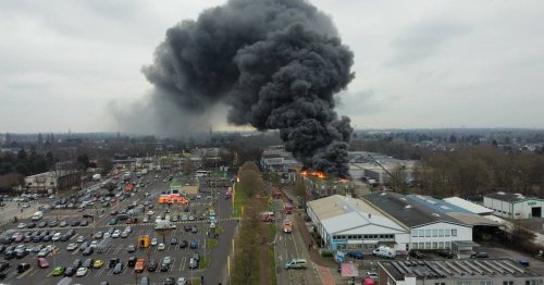 Weiträumige Sperrungen in Gewerbegebiet: Großbrand in Krefeld – vierköpfige Familie verletzt