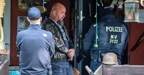 Nach Razzia gegen „Hammerskins“: Polizei ermittelt gegen mutmaßliches Vereinsmitglied und Waffenbesitzer