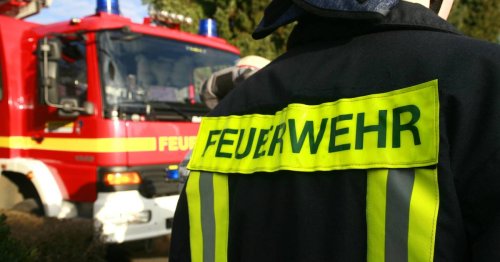 Brand in Dortmund: Autowracks, Container und Reifen geraten auf Schrottplatz in Brand