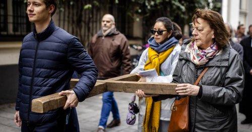 Prozession in Düsseldorf: Christen tragen großes Holzkreuz durch die Altstadt – „sich Blicken aussetzen“