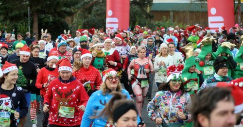 Verrückter „Ugly Christmas Sweater Run“ in Leverkusen: Im Weihnachtspulli durch die Stadt