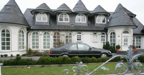 Haus der stadtbekannten Großfamilie wird zwangsversteigert: Türmchenvilla in Leverkusen kommt unter den Hammer