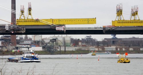 A40-Rheinbrücke bei Duisburg: Letztes 500-Tonnen-Bauteil eingesetzt – Freigabe noch in 2023