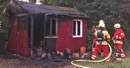 Feuerwehreinsatz in Heiligenhaus: Holzhütte auf dem Gelände der Gesamtschule brennt aus