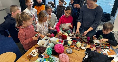Kinder der Löwen-Grundschule Hückeswagen: Zweitklässler basteln Zugluftstopper für BEW-Wettbewerb