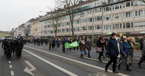 „Sonntagsspaziergänge“ in Mönchengladbach: Maskengegner müssen Maske tragen