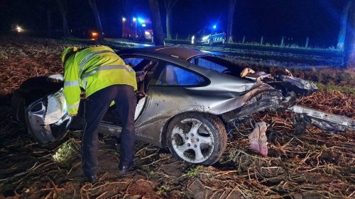 Großeinsatz in Bedburg-Hau: Porsche 911 bei Unfall komplett zerstört – Fahrer geflüchtet