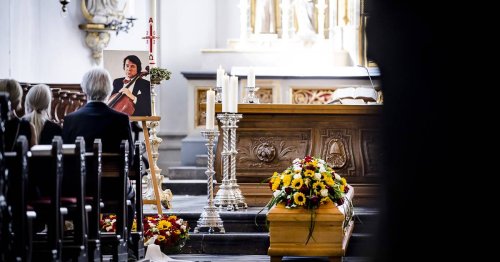 Cellist starb mit 65 Jahren: Beckmanns Frau spielt Klavier bei Trauergottesdienst