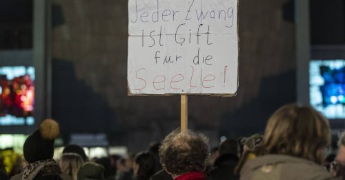Demonstration in Duisburg: Wie sich Impfgegner über die Maskenpflicht zerstreiten