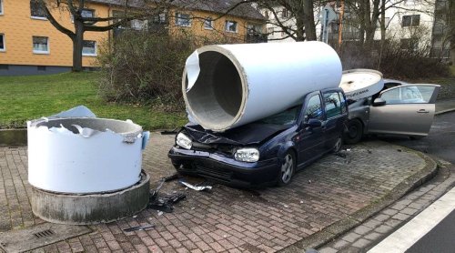 Unfall in Dortmund: Autofahrerin unter Drogen fährt Litfaßsäule um