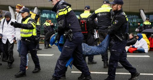 A10 bei Amsterdam: Wieder Klimaschützer festgenommen nach Autobahn-Blockade