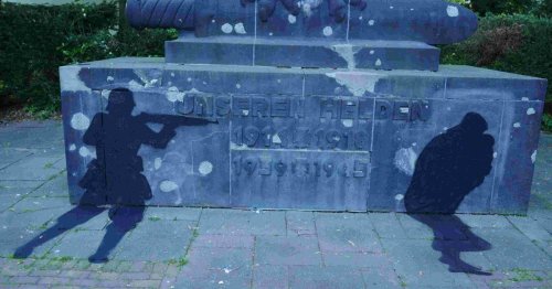 Trotz Verurteilung: Wilfried Porwol besprüht erneut Kalkars Kriegerdenkmal