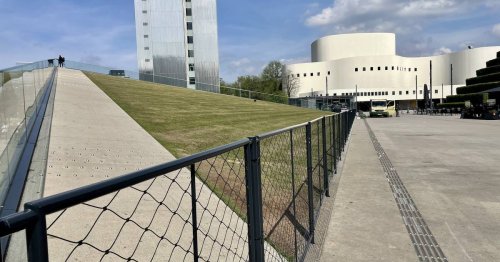 Anziehungspunkt in Düsseldorf: Rasendach am Kö-Bogen II mit neuem Zaun abgesperrt