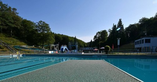 Sport und Freizeit in Remscheid: Schwimmen unter einem Dach aus Solarzellen